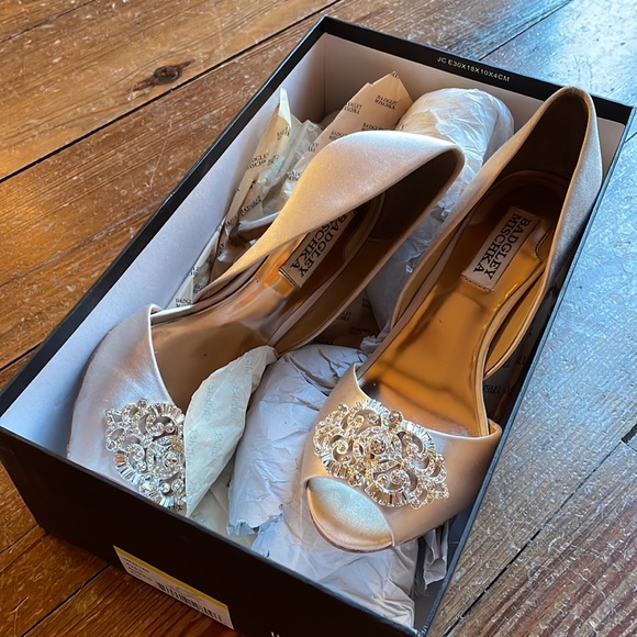 Badgley Mischka Satin Heels - Picture 4 of 4